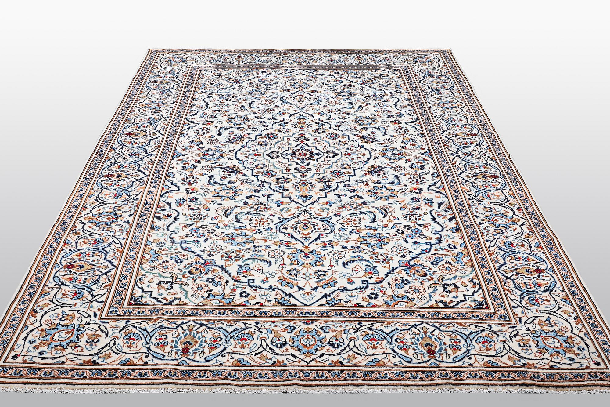 A carpet, Kashan, ca 296 x 192 cm.