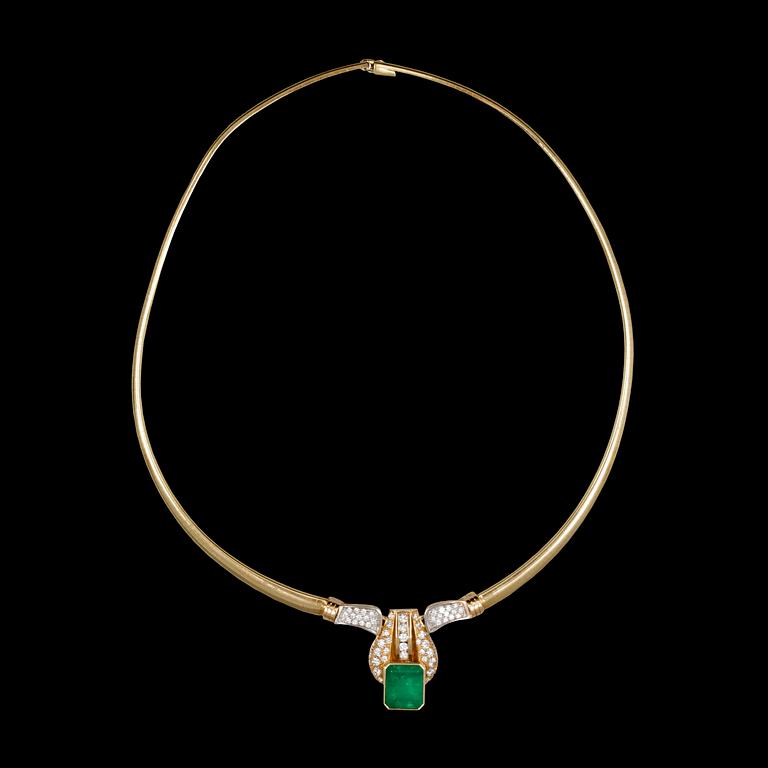 COLLIER, 18k guld med smaragd ca6,40ct o briljanter tot ca1,23ct. USA, 1900-talets slut. Vikt 43,6g.