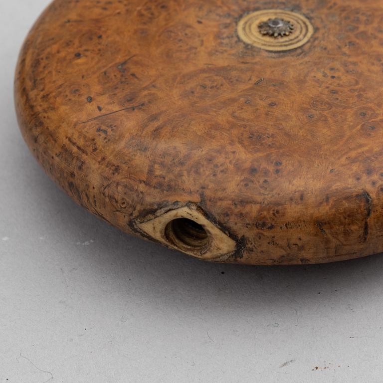 A lot comprising five powderhorn and flasks, and a flintlock. 18th and 19th Century.