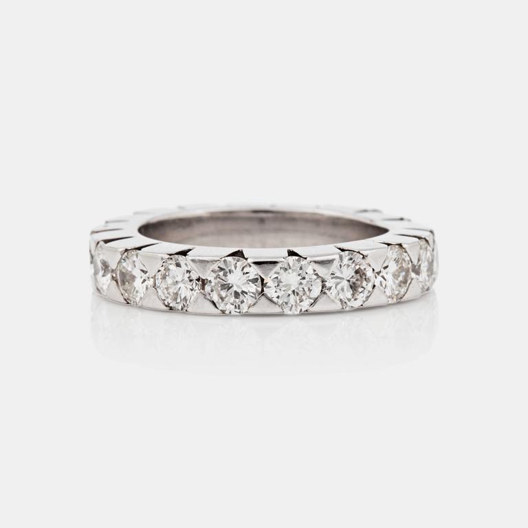 RING, helallians, med briljantslipade diamanter totalt ca  3.24 ct. 18 x ca 0.18 ct.