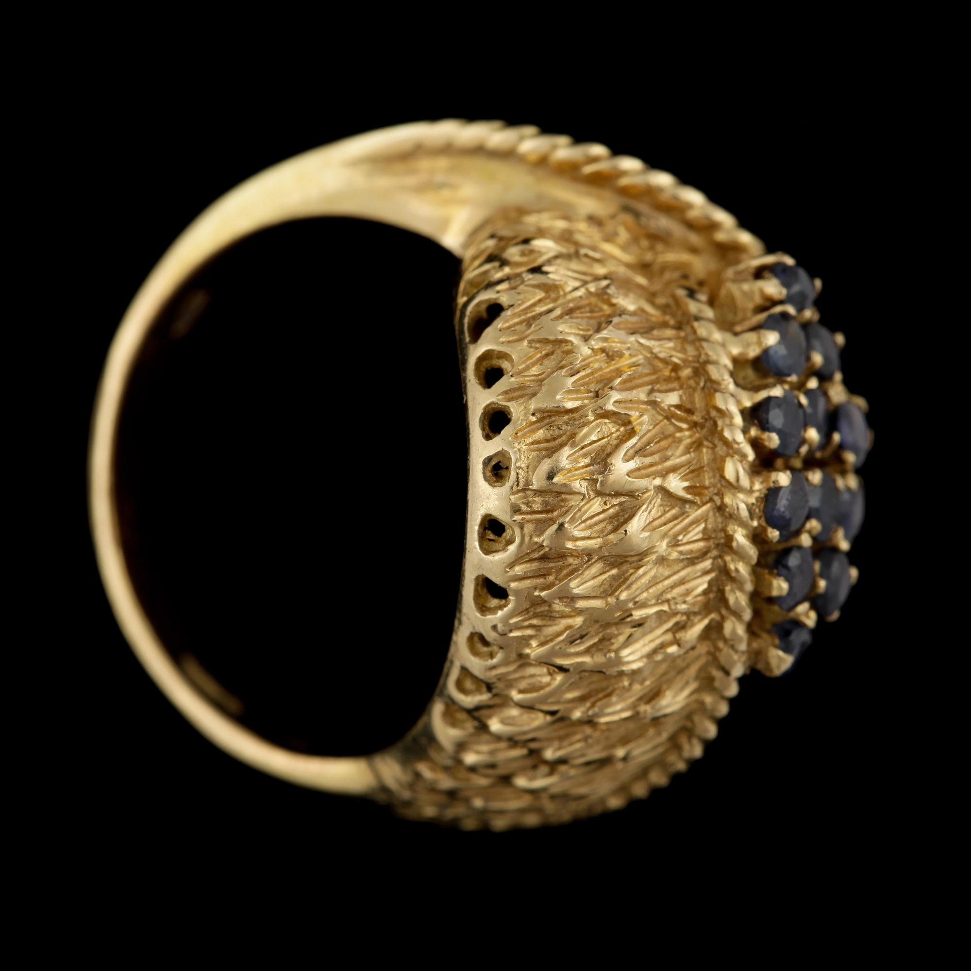 RING, 18k guld med 12 små safirer. Vikt ca 8,9 gram.