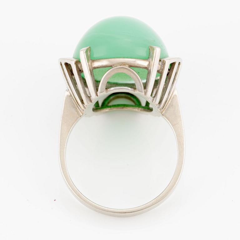 Ring, cocktail ring, 14K white gold with cabochon-cut chrysoprase.