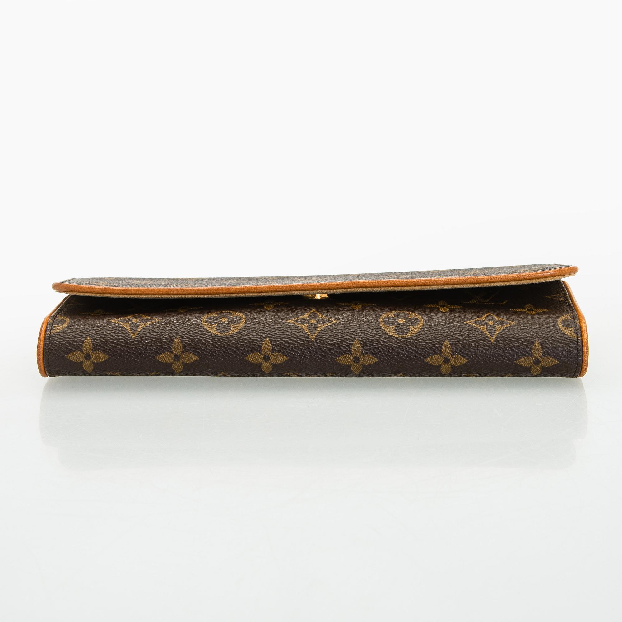 Louis Vuitton, a 'Pochette Twin GM' bag.