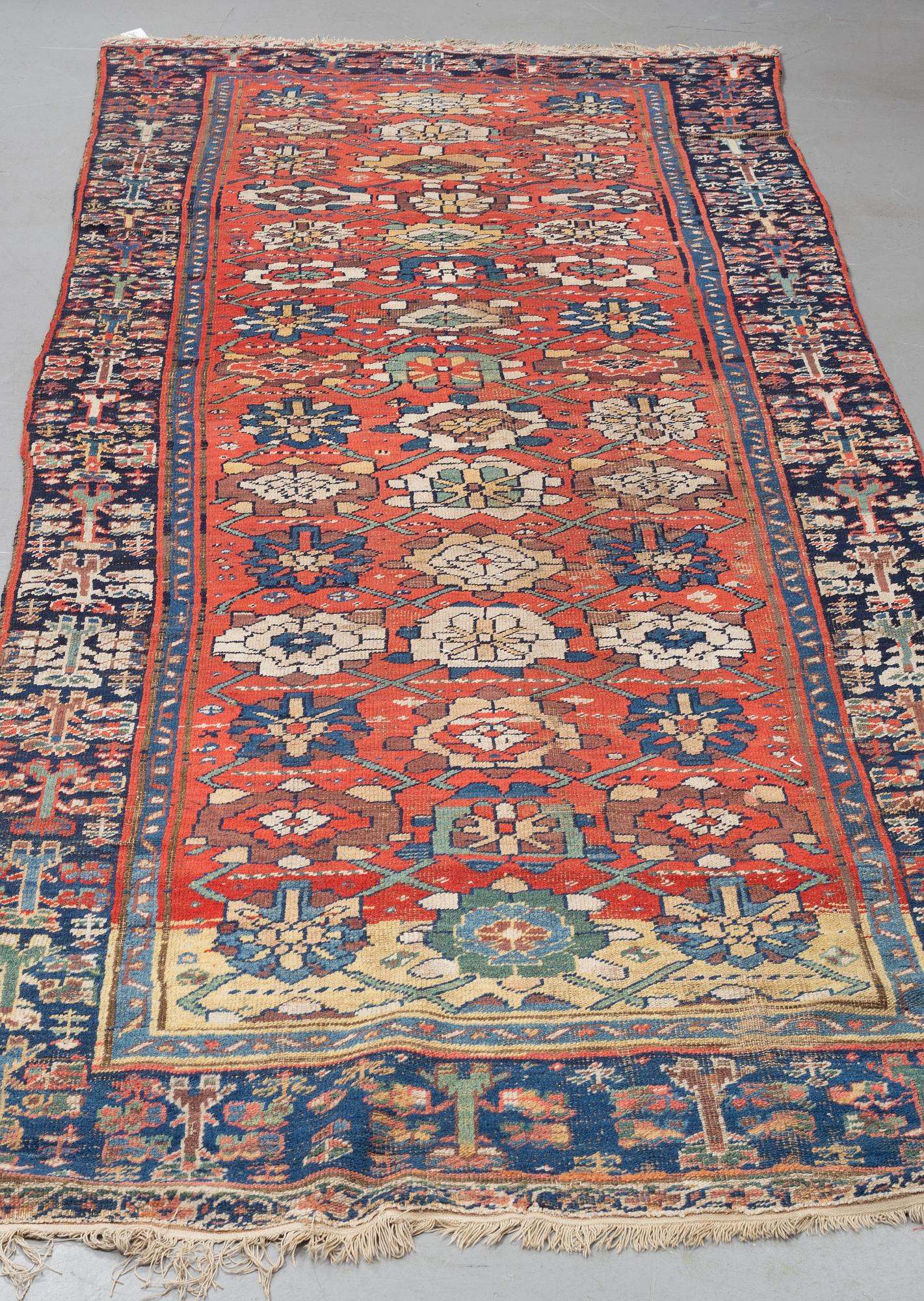 A carpet, Antique Mahal parobably, ca 396 x 144 cm.