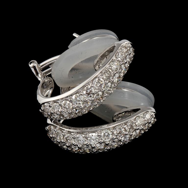 ÖRHÄNGEN, 18k vitguld med briljantslipade diamanter, totalt 1.88 ct. Vikt 6 g.