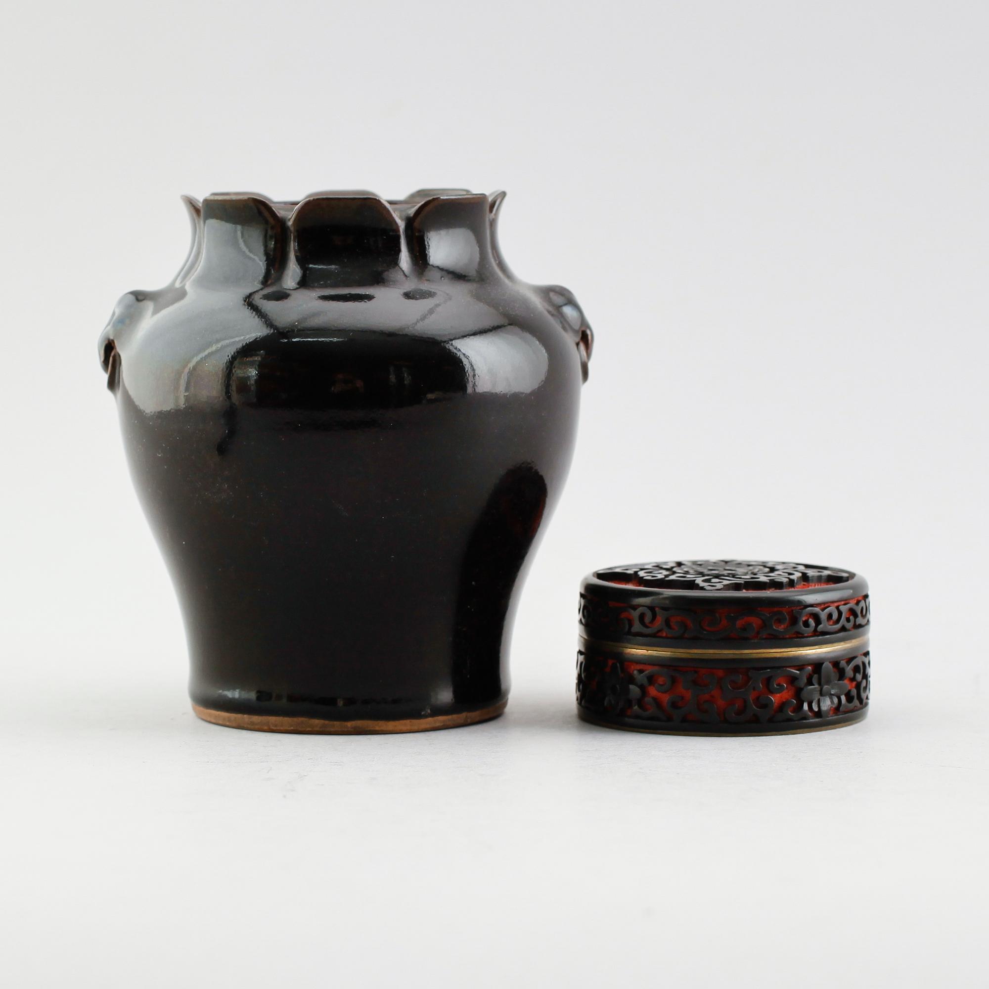 URNA, porslin, LOCKDOSA, mässing, Kina, 1900-/2000-tal.