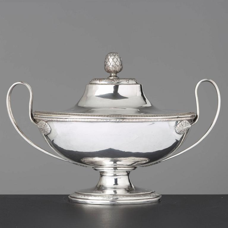 An English 19th Century silver plated tureen and cover.