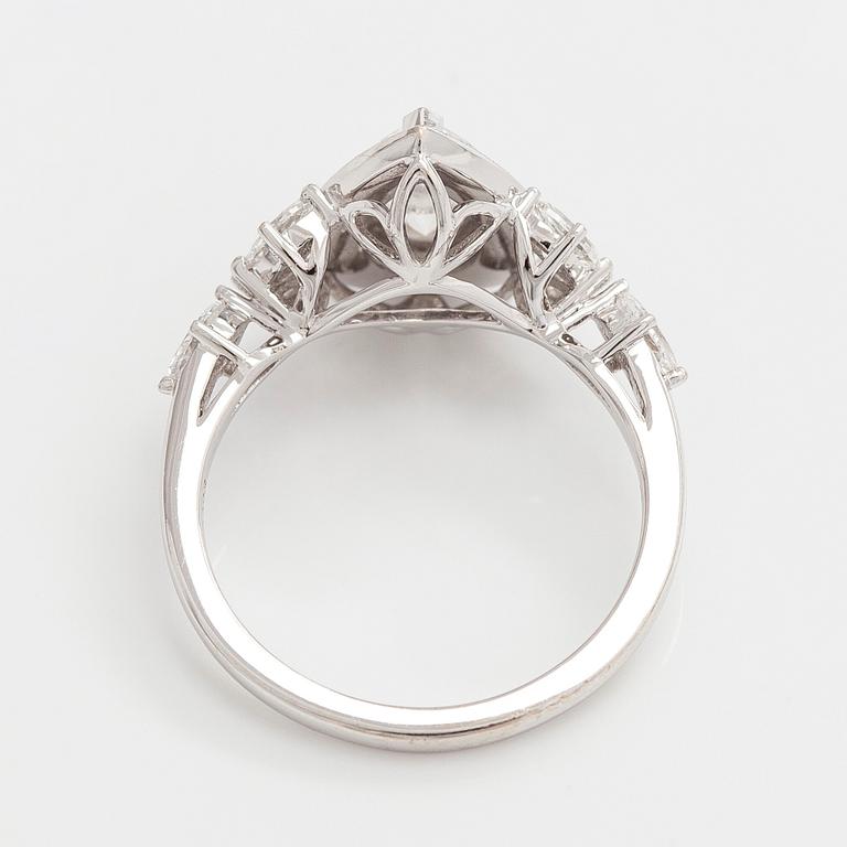 Ring, 18K vitguld med päronslipad diamant samt markis- och briljantslipade diamanter.