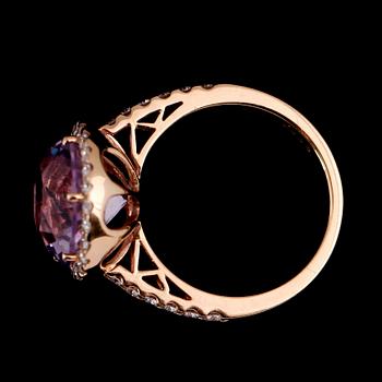 RING, 18 k roséguld, briljantslipade diamanter samt ametist.