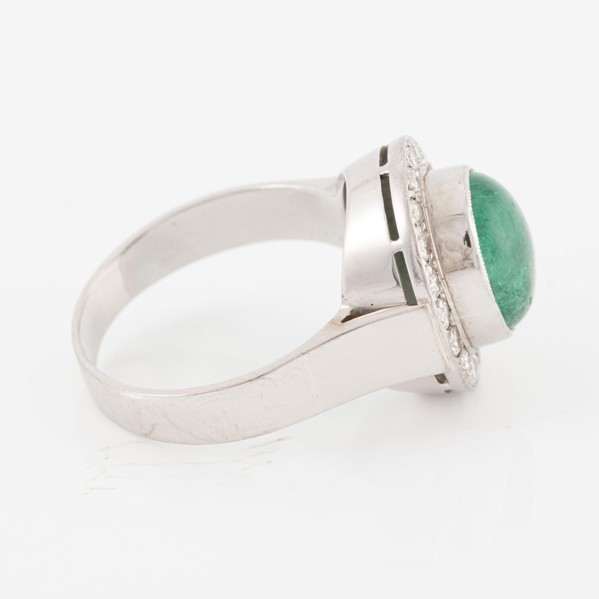 Ring 18K vitguld med en cabochonslipad smaragd och runda briljantslipade diamanter.