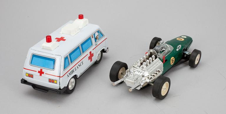 LEKSAKSBILAR 2 st, Ambulans och Formel 1-bil "Lotus" Japan 1960-70-tal.