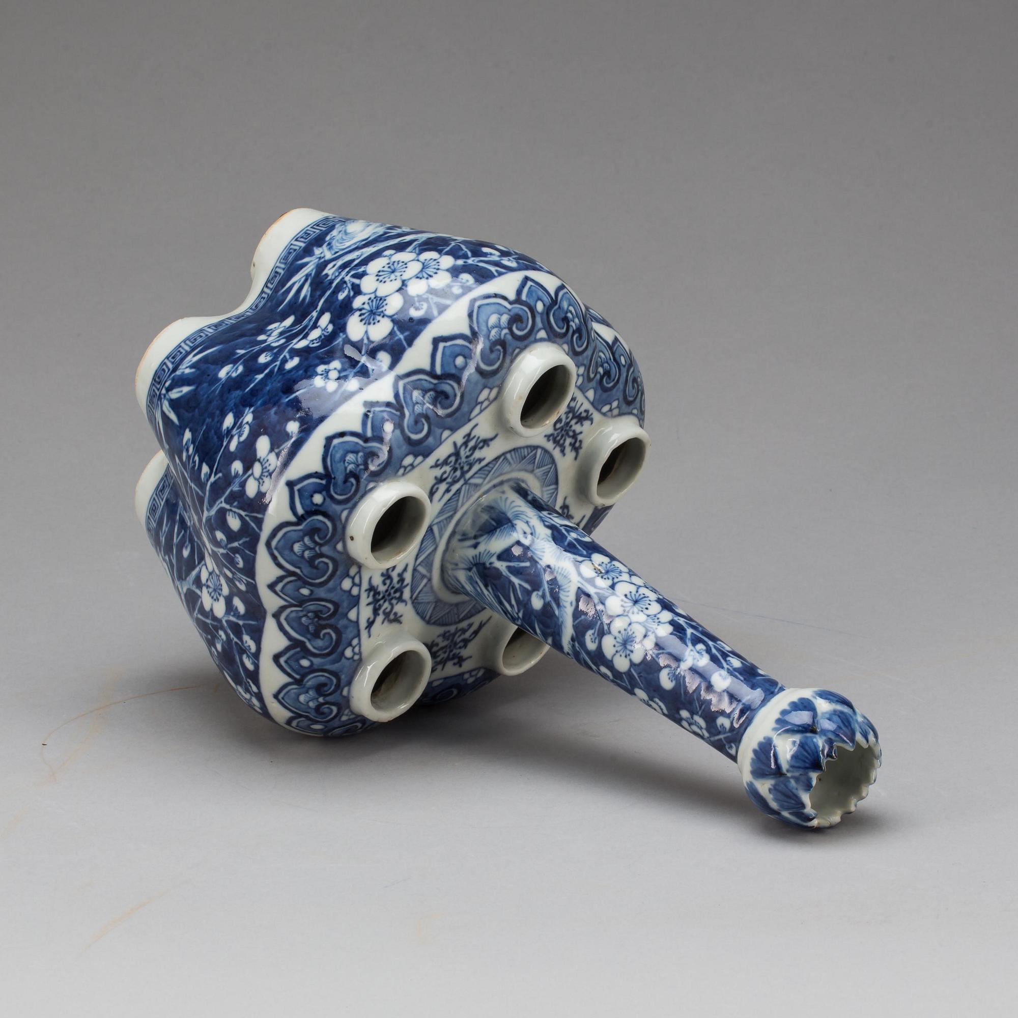 TULPANVAS, porslin, Kina, sen Qing. 1800-tal.