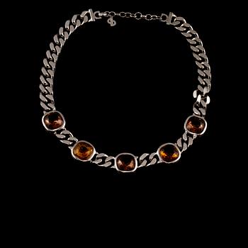 COLLIER, vitmetall med 5 fasettslipade pastestenar, Christian Dior.