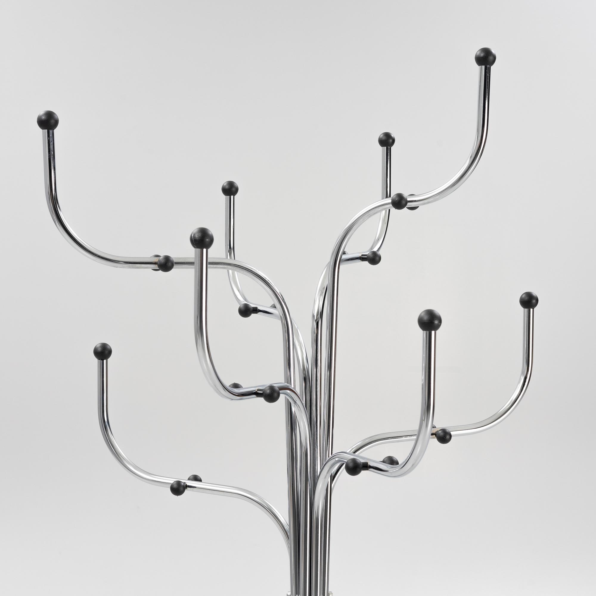 Sidse Werner, tamburmajor, "Coat Tree", Fritz Hansen, Danmark.