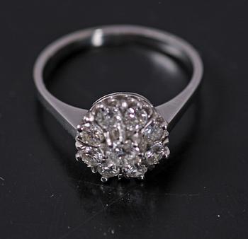 RING, vitguld m briljanter tot ca 0,60 carat.