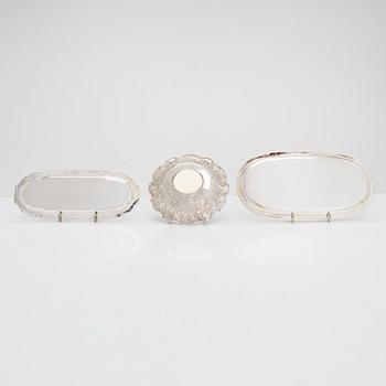 Fat, 2 st, silver, Italien och Tyskland, samt skål och ett par saltskedar, England, 1900-talets senare hälft.