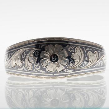 ARMRING, silver, niello, Ryssland, Dagestan, 1900-talets slut. Vikt 20,2 g.