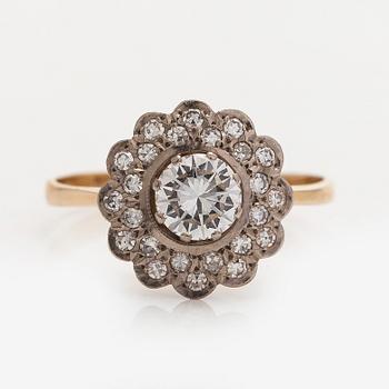 Ring, carmosé 18K guld med briljantslipad diamant och åttkantslipade diamanter.