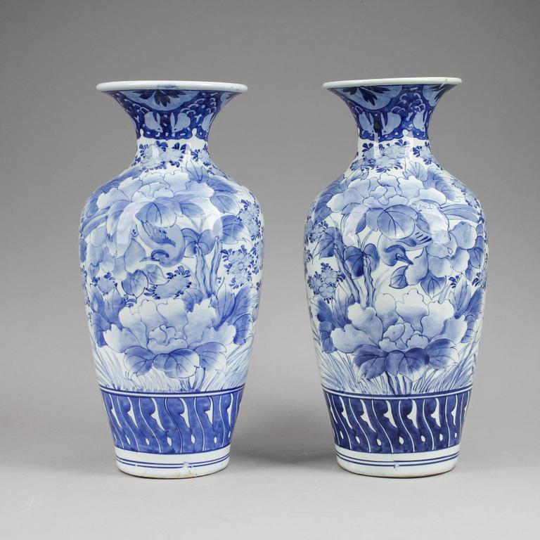 GOLVVASER, ett par, porslin, Japan, 1900-tal.