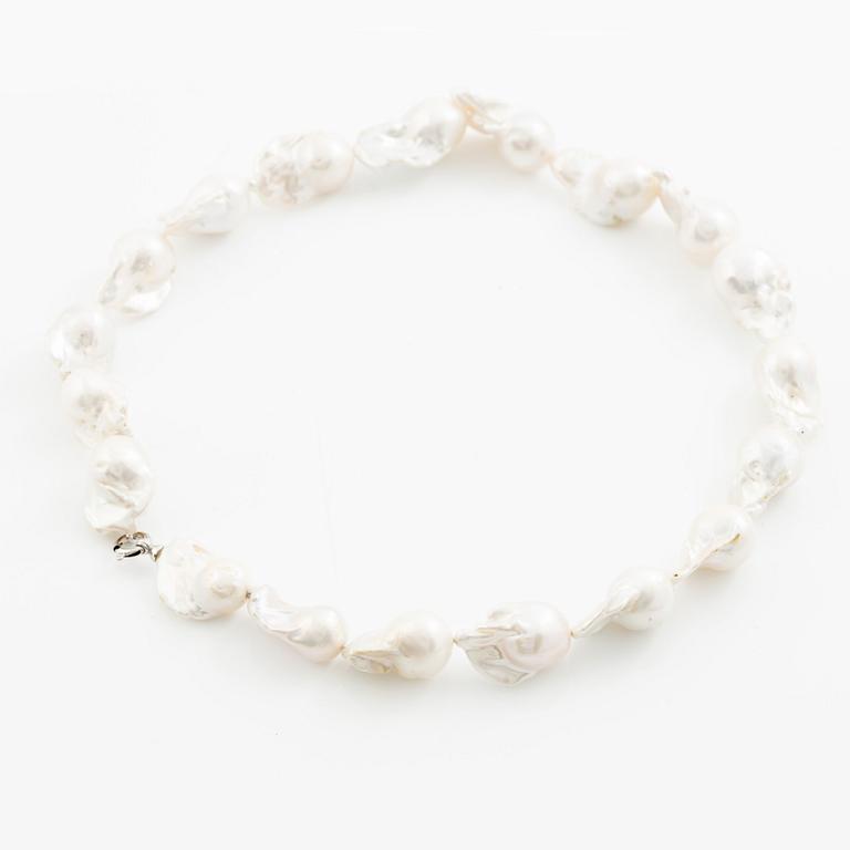 Collier med odlade barocka sötvattenspärlor lås 18K vitguld.