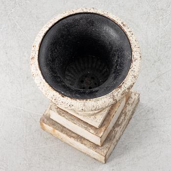 Trädgårdsurna på sockel, 1900-tal.