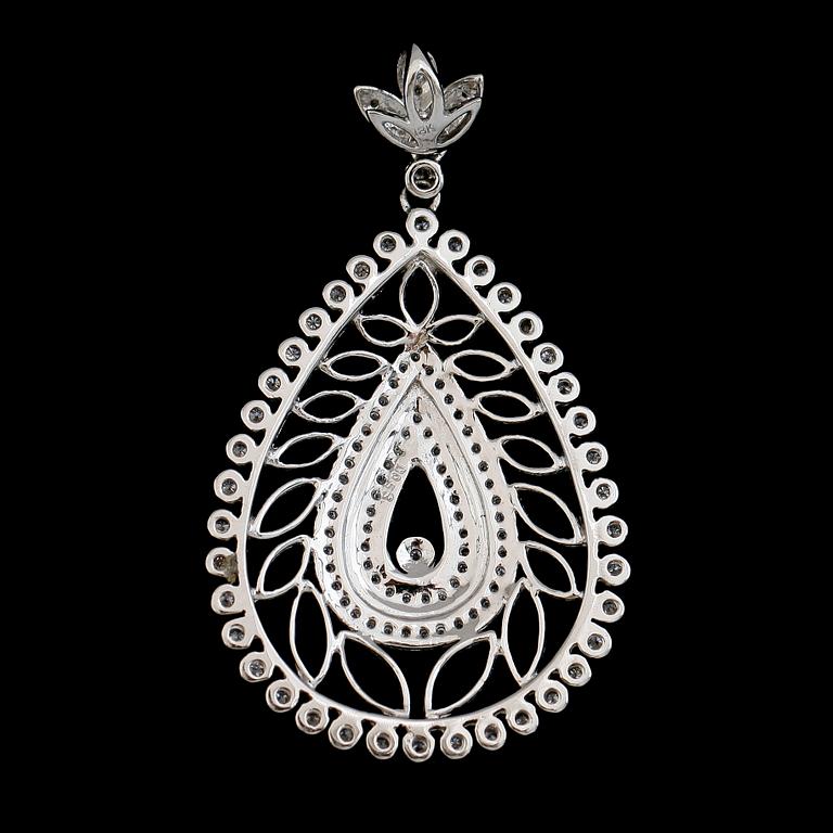 HÄNGE, 18 k vitguld, briljantslipade diamanter. Vikt ca 6,1 g.