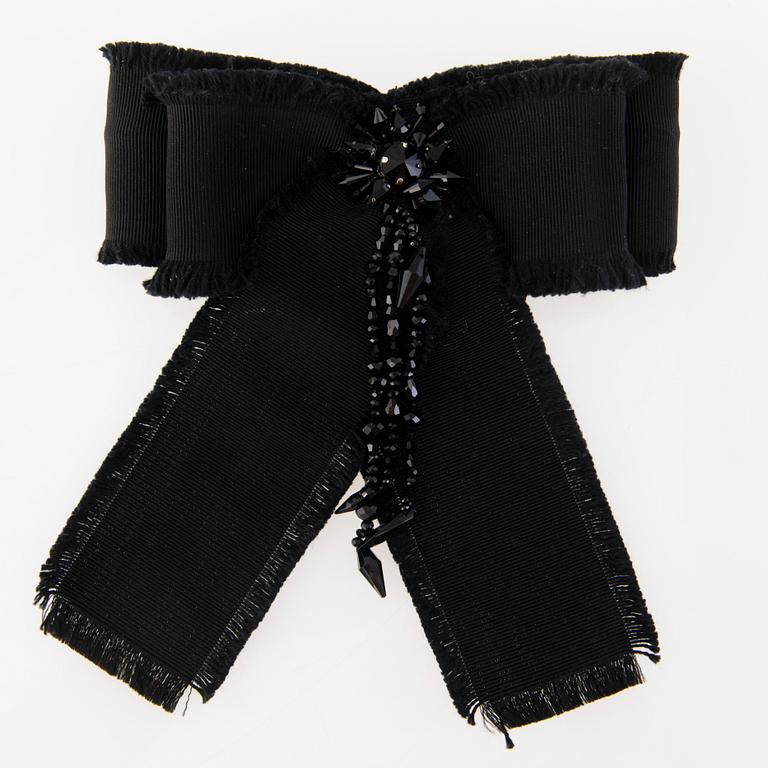 CHANEL JA GUCCI, kolme rintakorua.