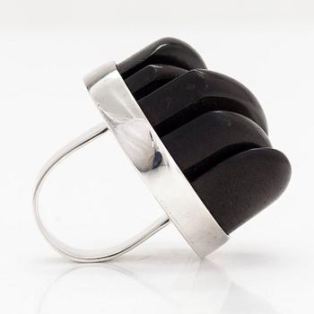 Ring, sterlingsilver och ebenholtz, Kari Aarre Apell, Kaunis Koru 1974.