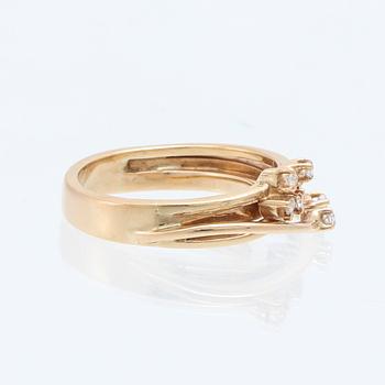 Ring in 18K gold with round brilliant-cut diamonds.