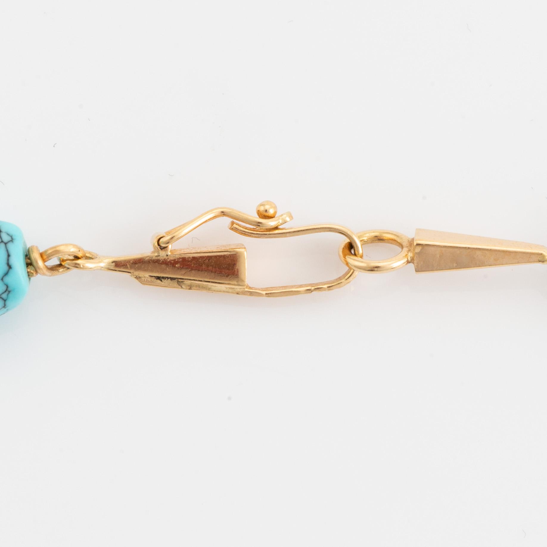 Arvo Saarela, Halscollier stavar i guld och turkoser.