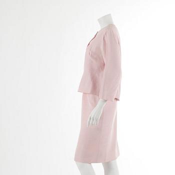 BALENCIAGA, a two-piece pink linen suit consisting of a jacket and skirt, 1960´s.