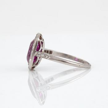 RING med burmesisk rubin, 4.00 ct, och åttkantslipade diamanter.
