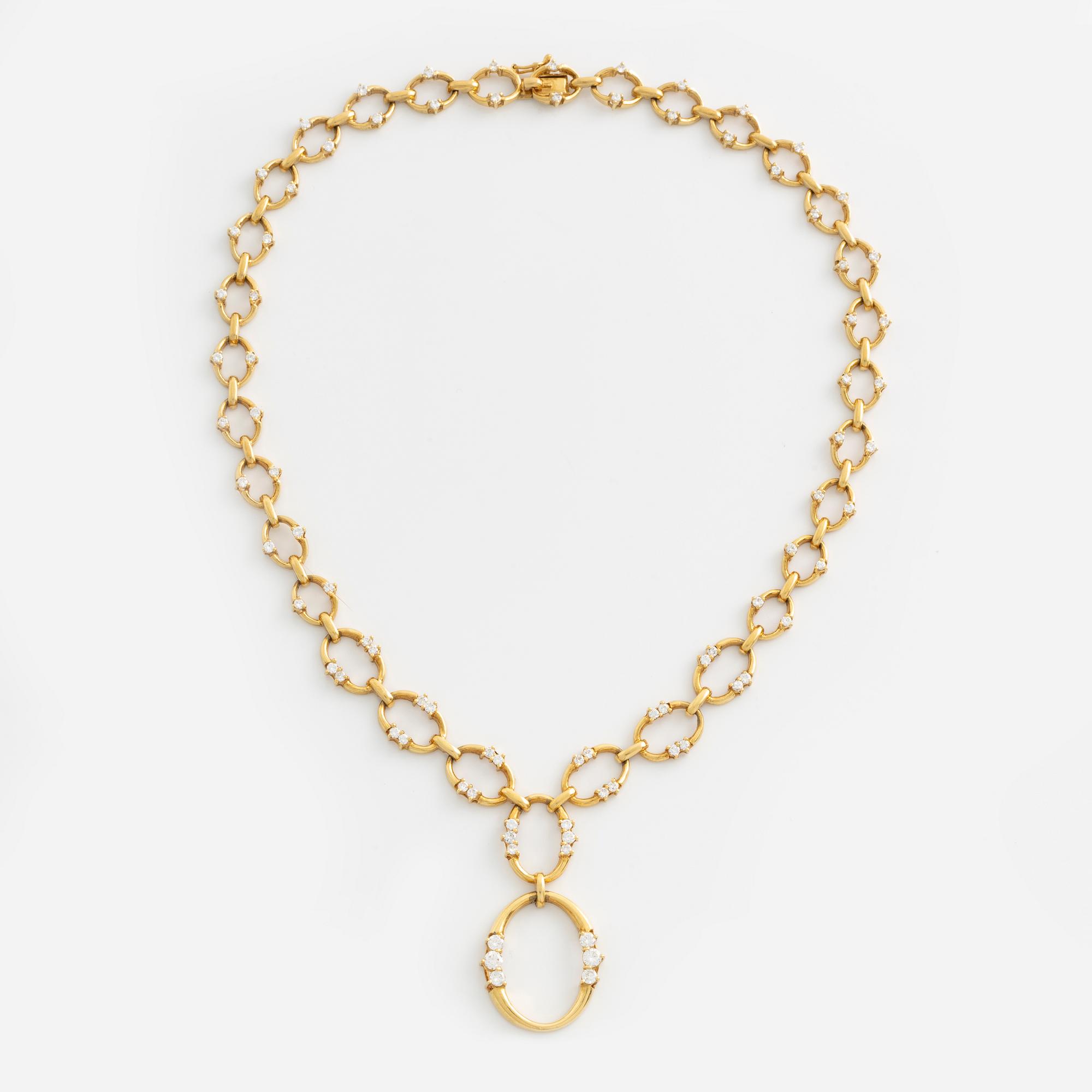Collier 18K guld med runda briljantslipade diamanter.