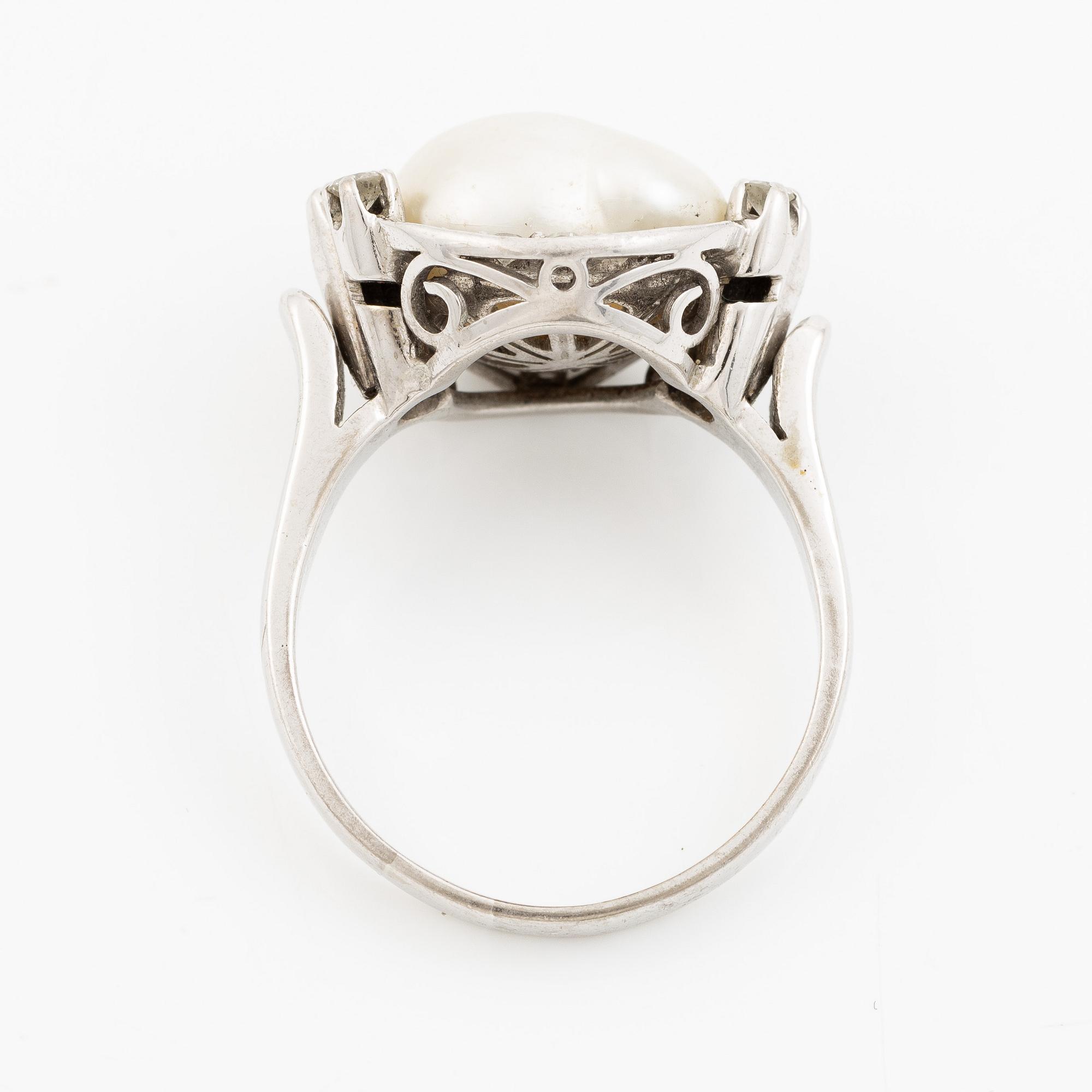 Ring 18K vitguld med pärla och runda briljantslipade diamanter.