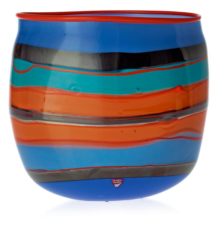 A Gunnar Cyrén glass vase, Orrefors Gallery 1990.