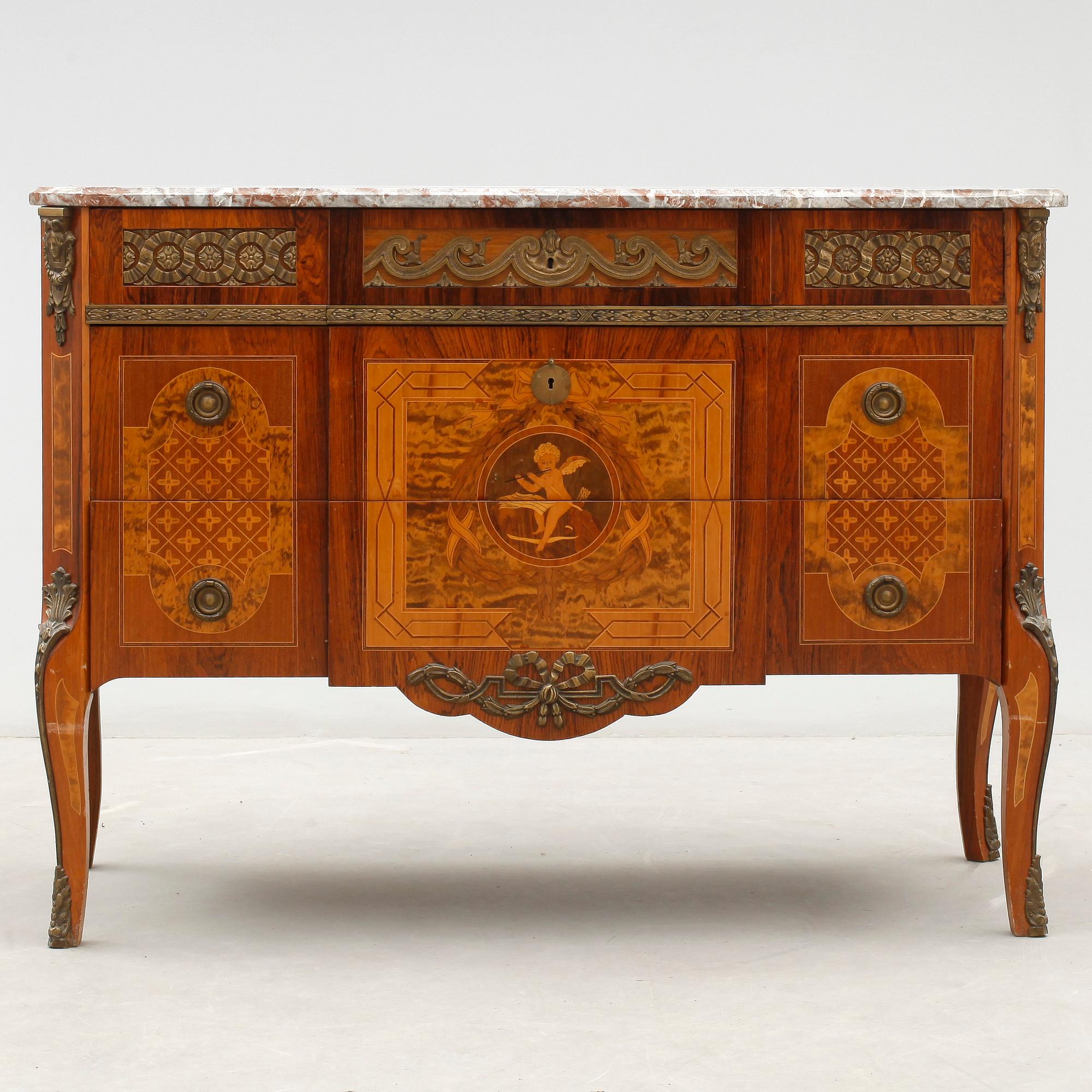 BYRÅ, gustaviansk stil. 1900-tal.