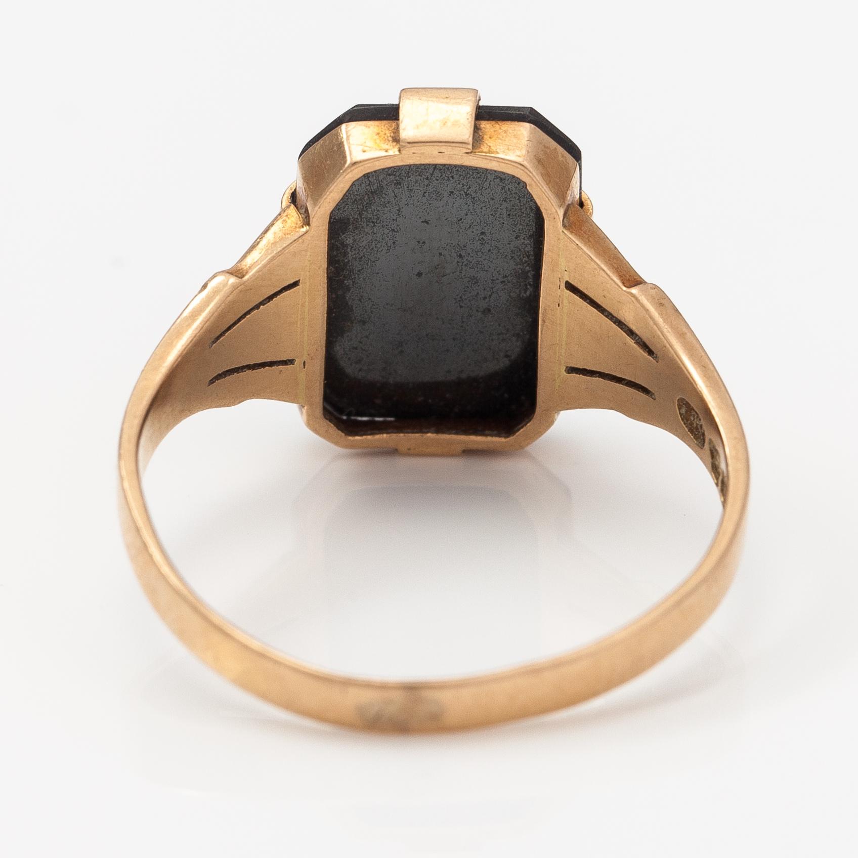 A 14K gold ring with a hematit. Turku 1934.