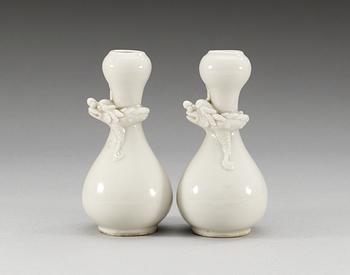 A pair of blanc de chine vases, late Qing dynasty (1644-1912).