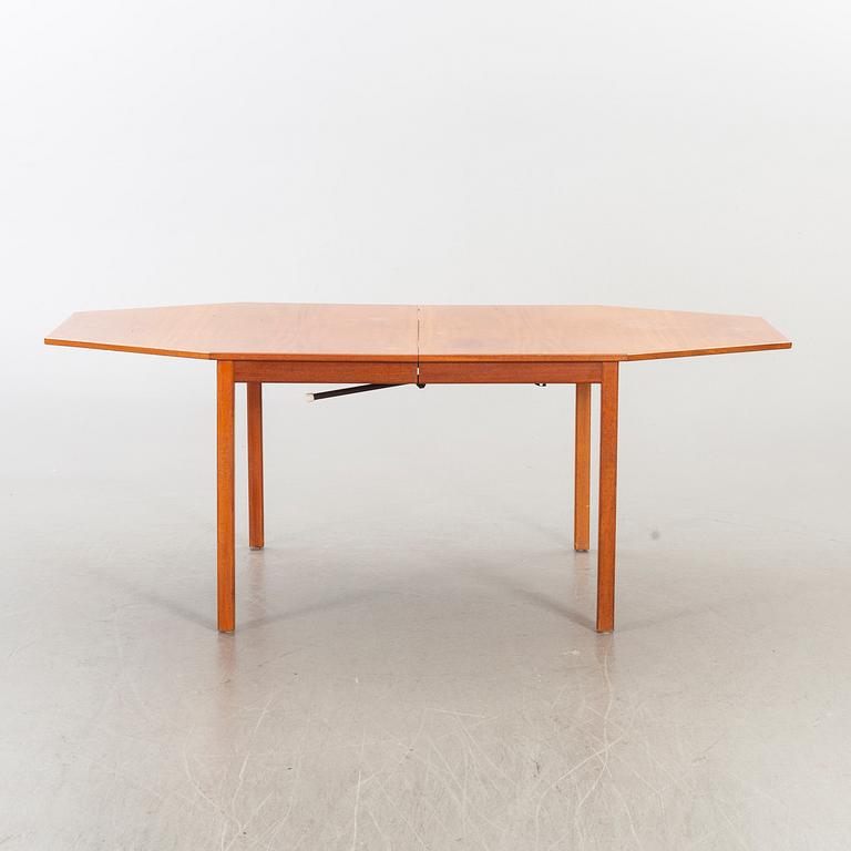 A DINNER TABLE MID 20TH CENTURY.