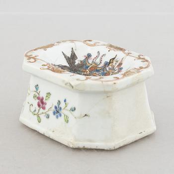 An armorial export porcelain salt cellar, China, Qianlong (1736-95).