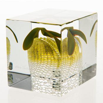 OIVA TOIKKA, AN ANNUAL CUBE, glass, signed Oiva Toikka 1986 Nuutajärvi, numbered  56/2000.