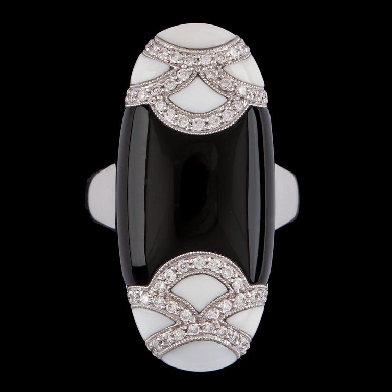 A black and white onyx and brilliant cut diamond ring, tot. 0.37 ct.