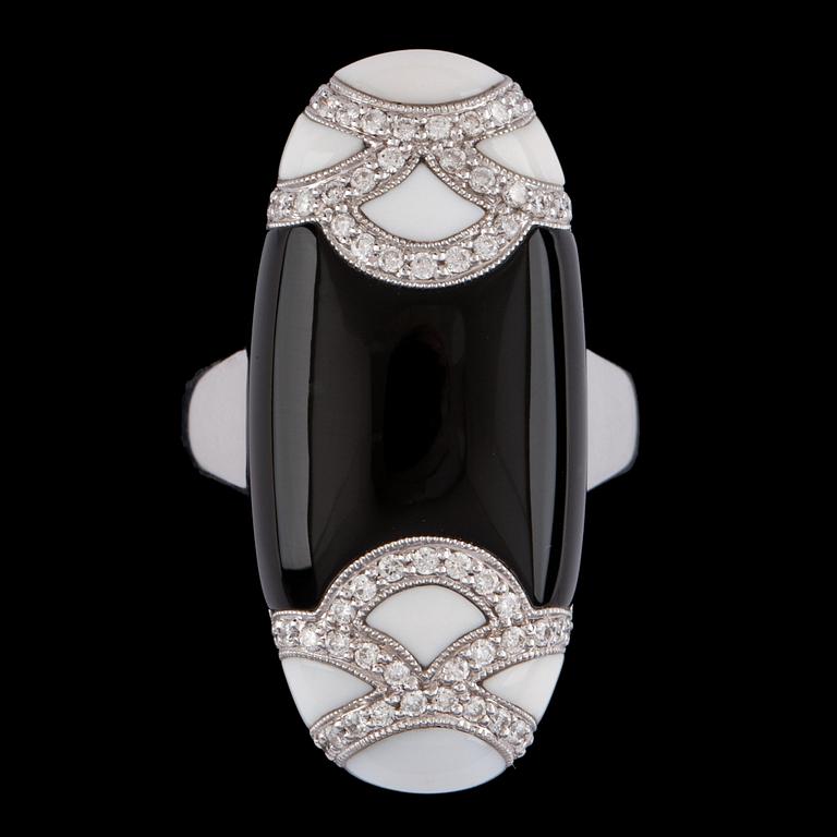 RING, svart och vit onyx med briljantslipade diamanter, tot. 0.37 ct.