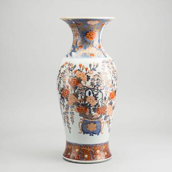 A Japanese Imari porcelain vase, 19th century.