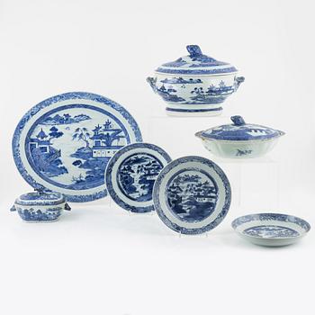 Servisdelar, 45 st, porslin, Kina, mestadels Qianlong (1736-95).