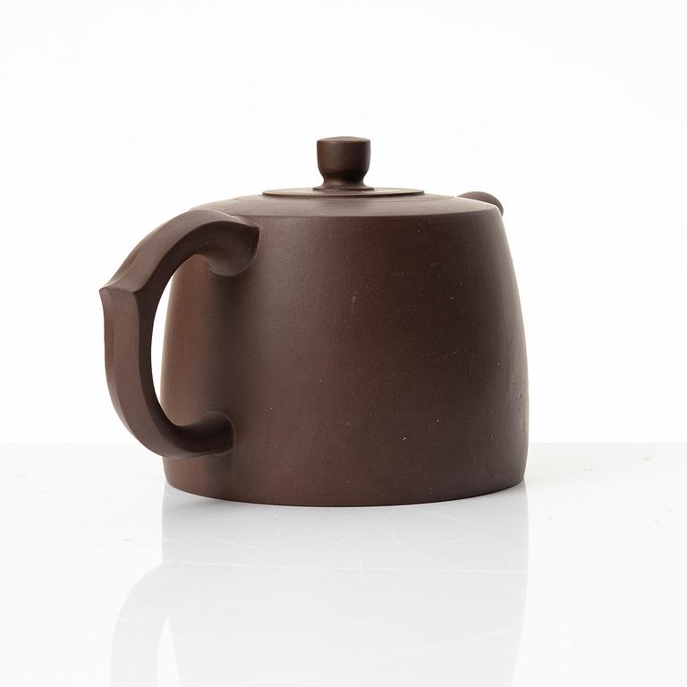 Zhou Guizhen, A yixing teapot, 1980s.