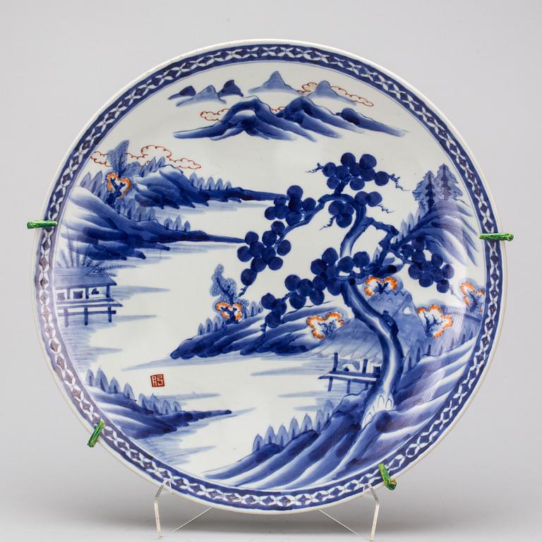 PRESENTERFAT, porslin. Japan, 1800-tal.