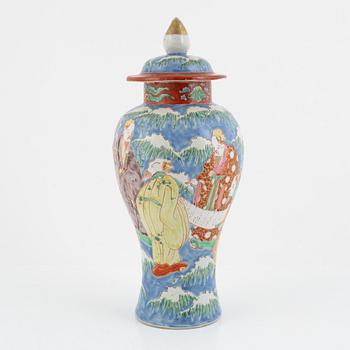 A porcelain lidded urn, Japan, 20th century.