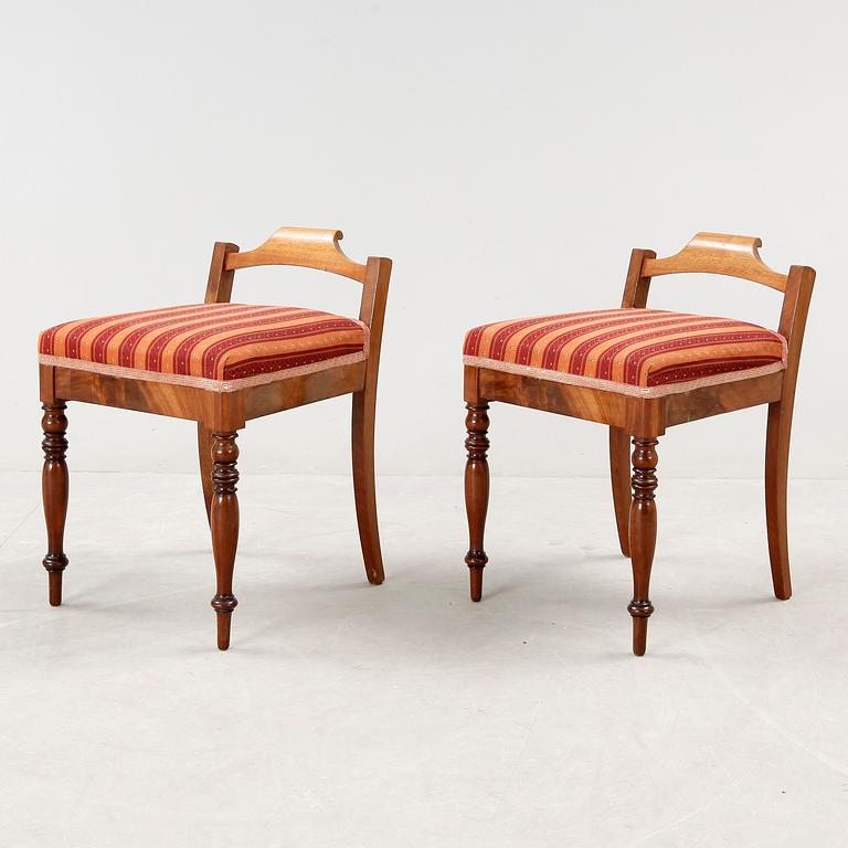 TABURETTER, ett par, Karl Johan, 1800-talets första hälft.