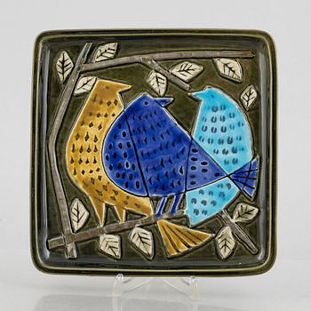 Lisa Larson, askfat och väggrelief ur serien "Harlekin" och ljusstake ur serien "Advent", Gustavsberg.